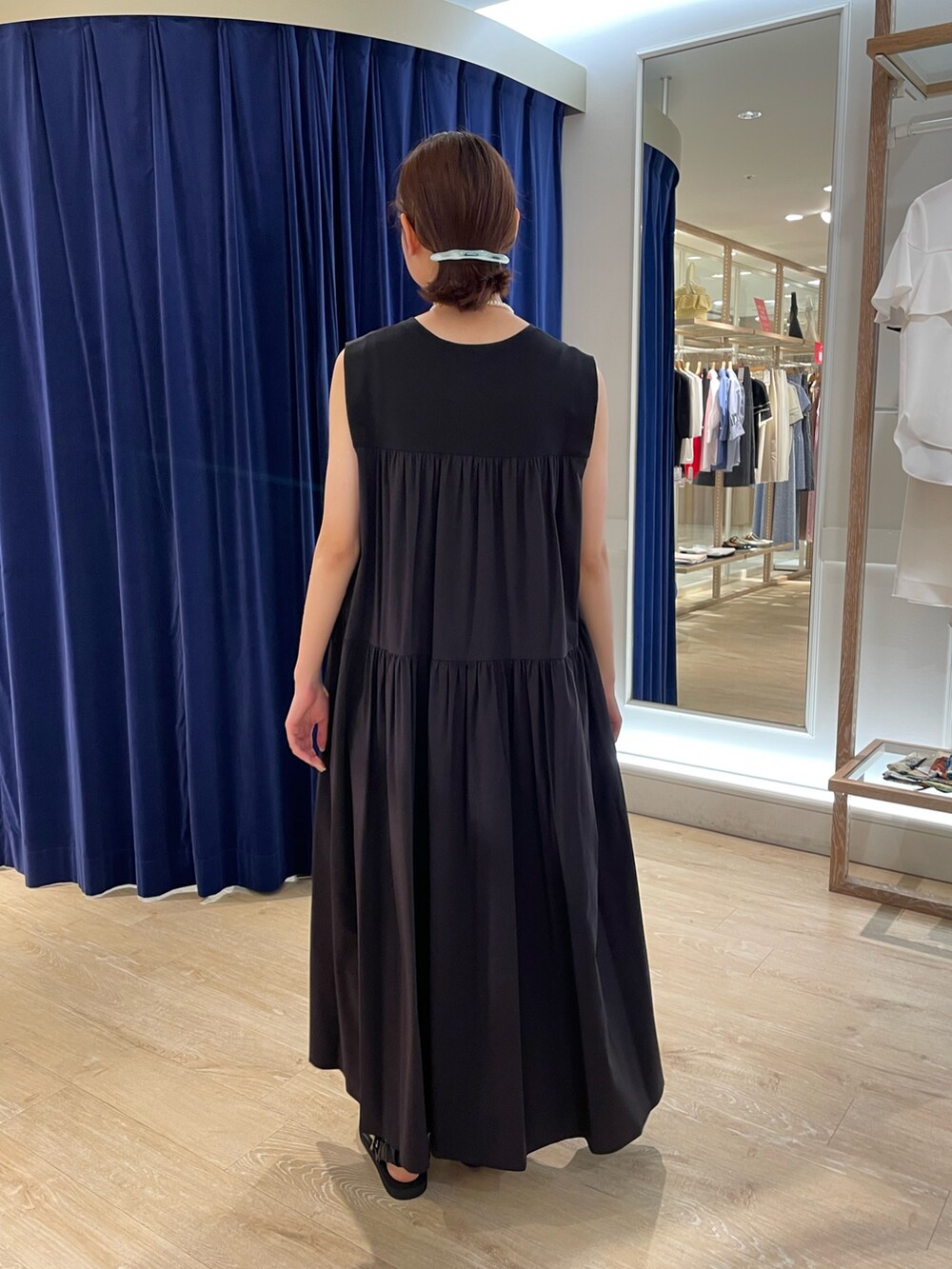 ブラック系のサンダル、ブラック系のワンピース、ホワイト系のネックレスを着用したレディースの夏コーディネートの6枚目の写真