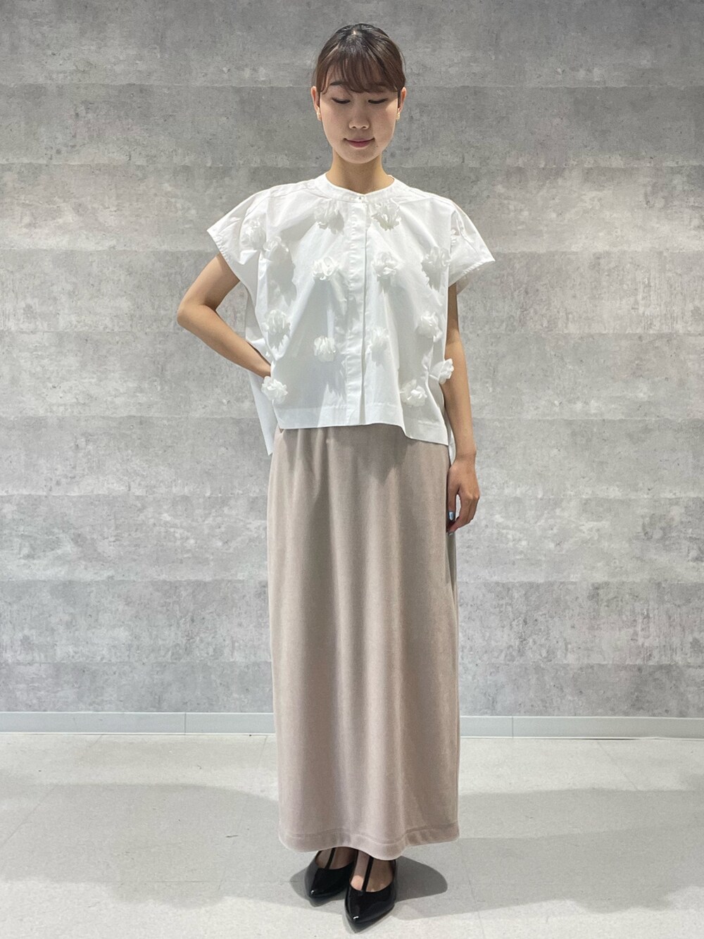 ホワイト系のシャツ/ブラウス、ベージュ系のスカート、ブラック系のショルダーバッグを着用したレディースの夏コーディネートの3枚目の写真