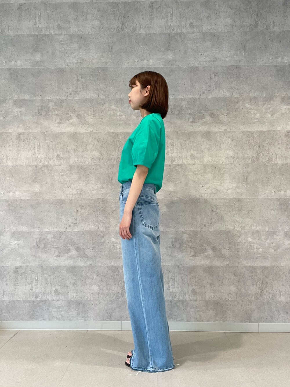 グレー系のTシャツ/カットソー、ブルー系のデニムパンツ、シルバー系のショルダーバッグを着用したレディースの春コーディネートの4枚目の写真