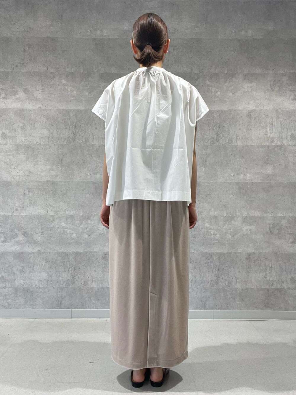 ホワイト系のシャツ/ブラウス、ベージュ系のスカート、ブラック系のショルダーバッグを着用したレディースの夏コーディネートの7枚目の写真