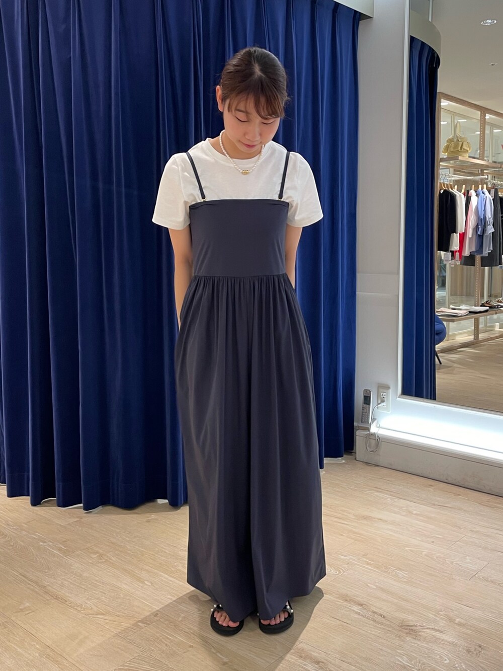 「カジュアル、きれいめカジュアル、お出かけコーデ、夏コーデ、オールインワン、ノーリーズ、nolleys 、低身長」｜「NOLLEY’Sの接触冷感/撥水ストレッチ ベアトップギャザーパンツ（つなぎ/オールインワン、ブルー系）」を使った、mikiさん（レディース・155cm）の夏コーディネートの2枚目の写真