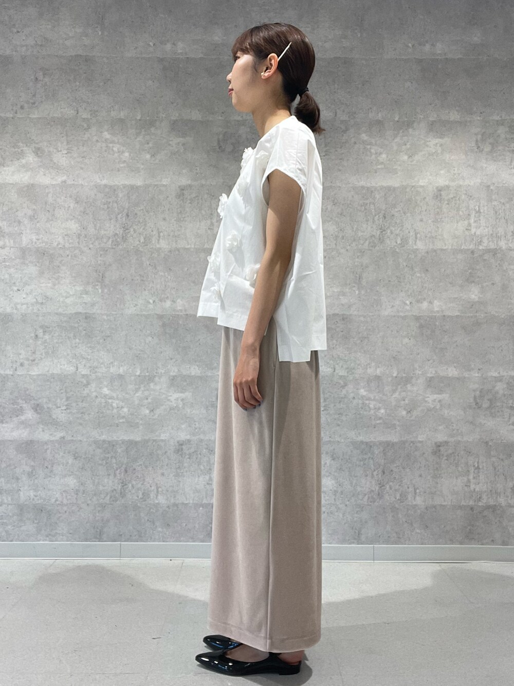 ホワイト系のシャツ/ブラウス、ベージュ系のスカート、ブラック系のショルダーバッグを着用したレディースの夏コーディネートの5枚目の写真