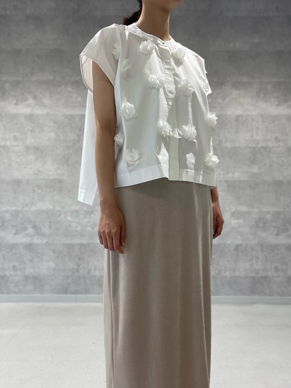 ホワイト系のシャツ/ブラウス、ベージュ系のスカート、ブラック系のショルダーバッグを着用したレディースの夏コーディネートの9枚目の写真