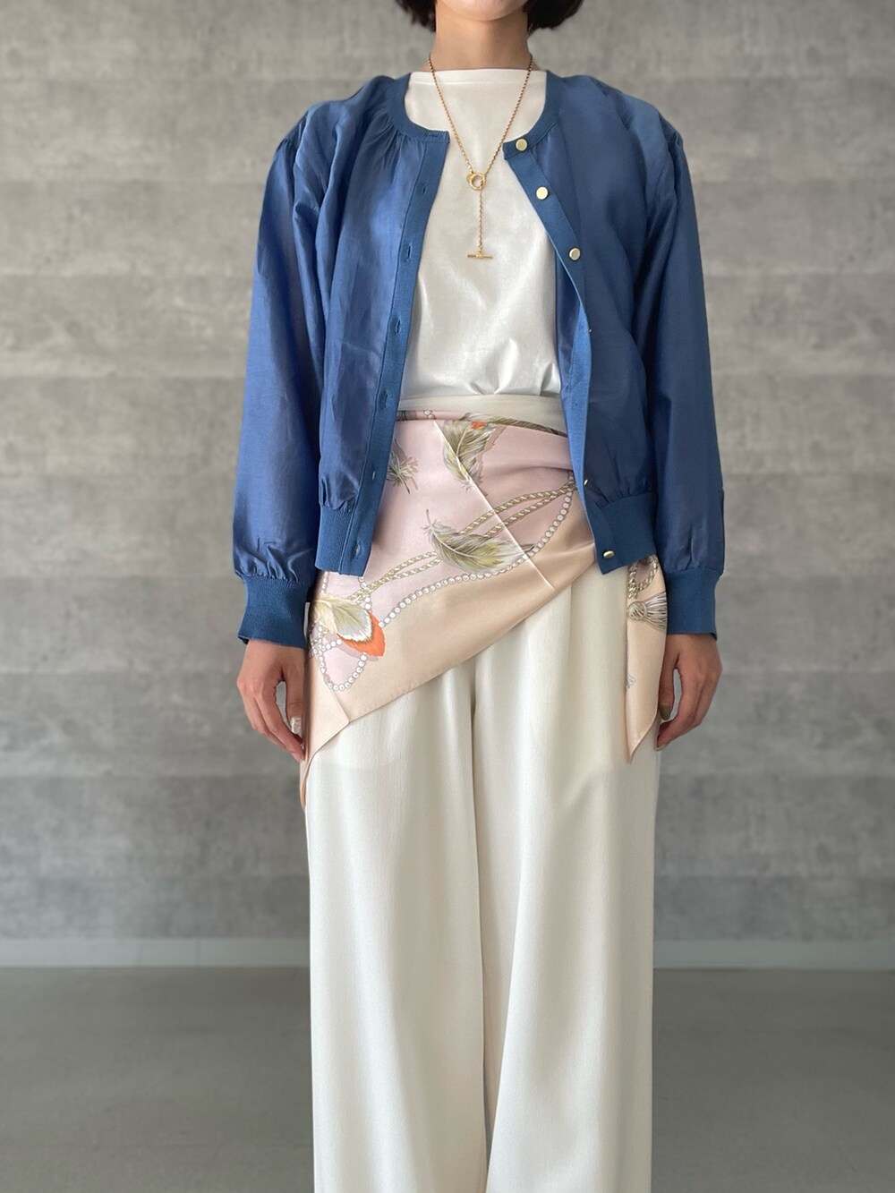 ブルー系のカーディガン/ボレロ、ホワイト系のその他パンツ、ブラック系のトートバッグを着用したレディースの夏コーディネートの6枚目の写真