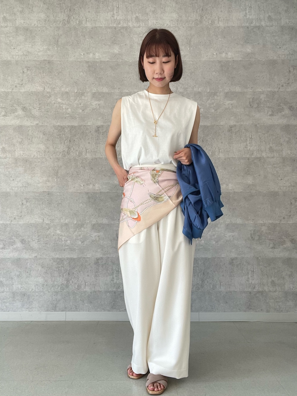 ブルー系のカーディガン/ボレロ、ホワイト系のその他パンツ、ブラック系のトートバッグを着用したレディースの夏コーディネートの4枚目の写真