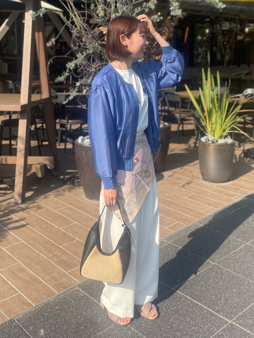 ブルー系のカーディガン/ボレロ、ホワイト系のその他パンツ、ブラック系のトートバッグを着用したレディースの夏コーディネートの2枚目の写真