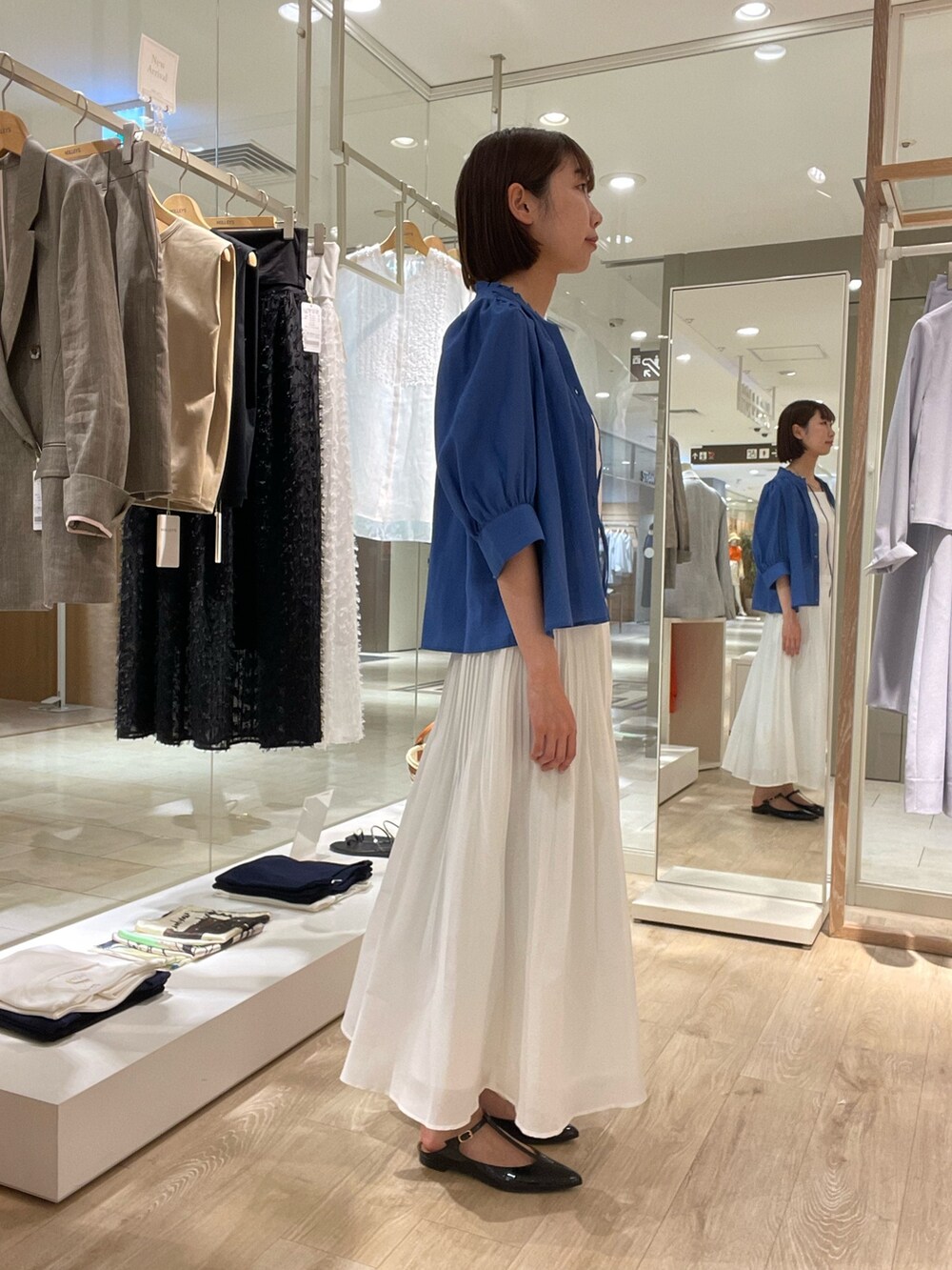 ブルー系のシャツ/ブラウス、ホワイト系のタンクトップ、ホワイト系のスカートを着用したレディースの夏コーディネートの4枚目の写真