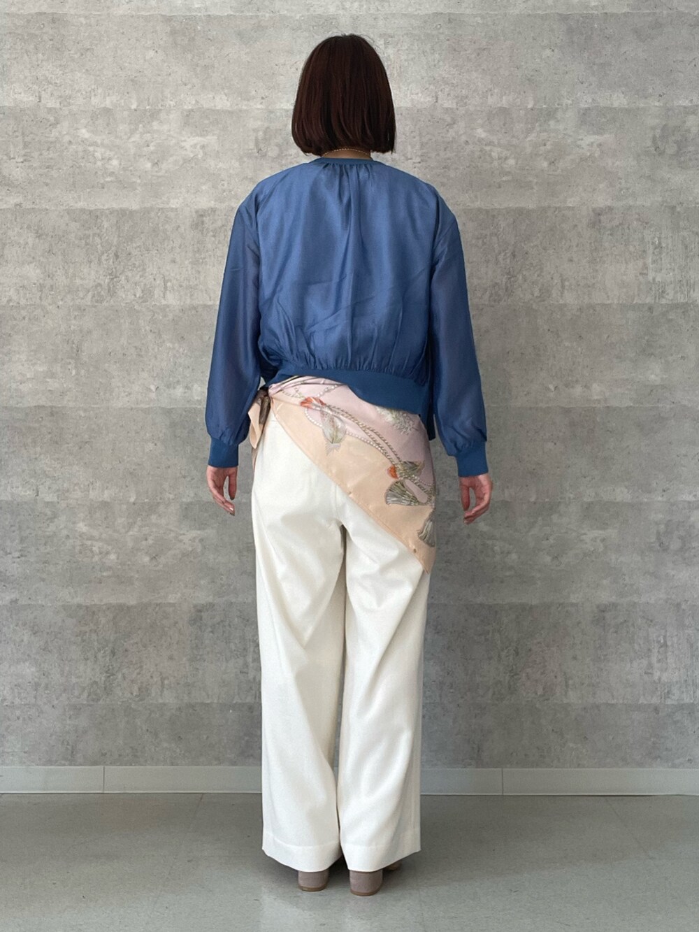 ブルー系のカーディガン/ボレロ、ホワイト系のその他パンツ、ブラック系のトートバッグを着用したレディースの夏コーディネートの5枚目の写真