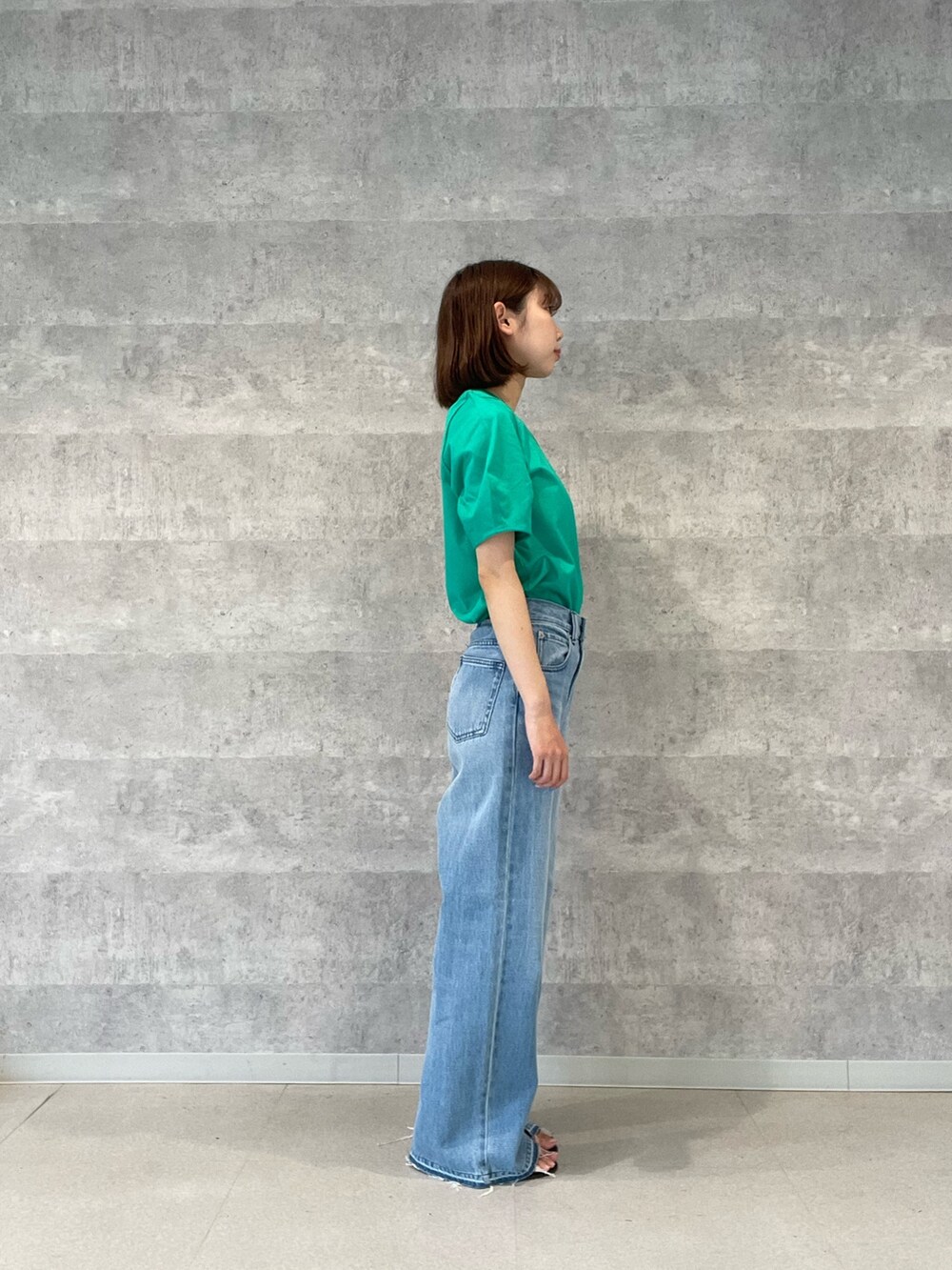 グレー系のTシャツ/カットソー、ブルー系のデニムパンツ、シルバー系のショルダーバッグを着用したレディースの春コーディネートの5枚目の写真