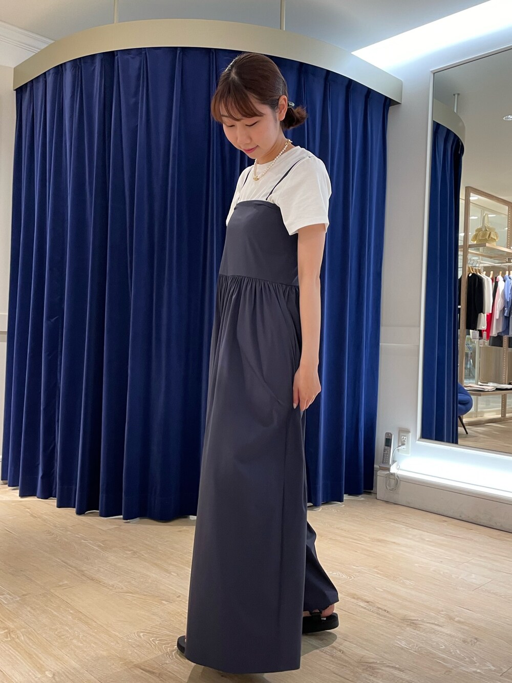 「カジュアル、きれいめカジュアル、お出かけコーデ、夏コーデ、オールインワン、ノーリーズ、nolleys 、低身長」｜「NOLLEY’Sの接触冷感/撥水ストレッチ ベアトップギャザーパンツ（つなぎ/オールインワン、ブルー系）」を使った、mikiさん（レディース・155cm）の夏コーディネートの4枚目の写真