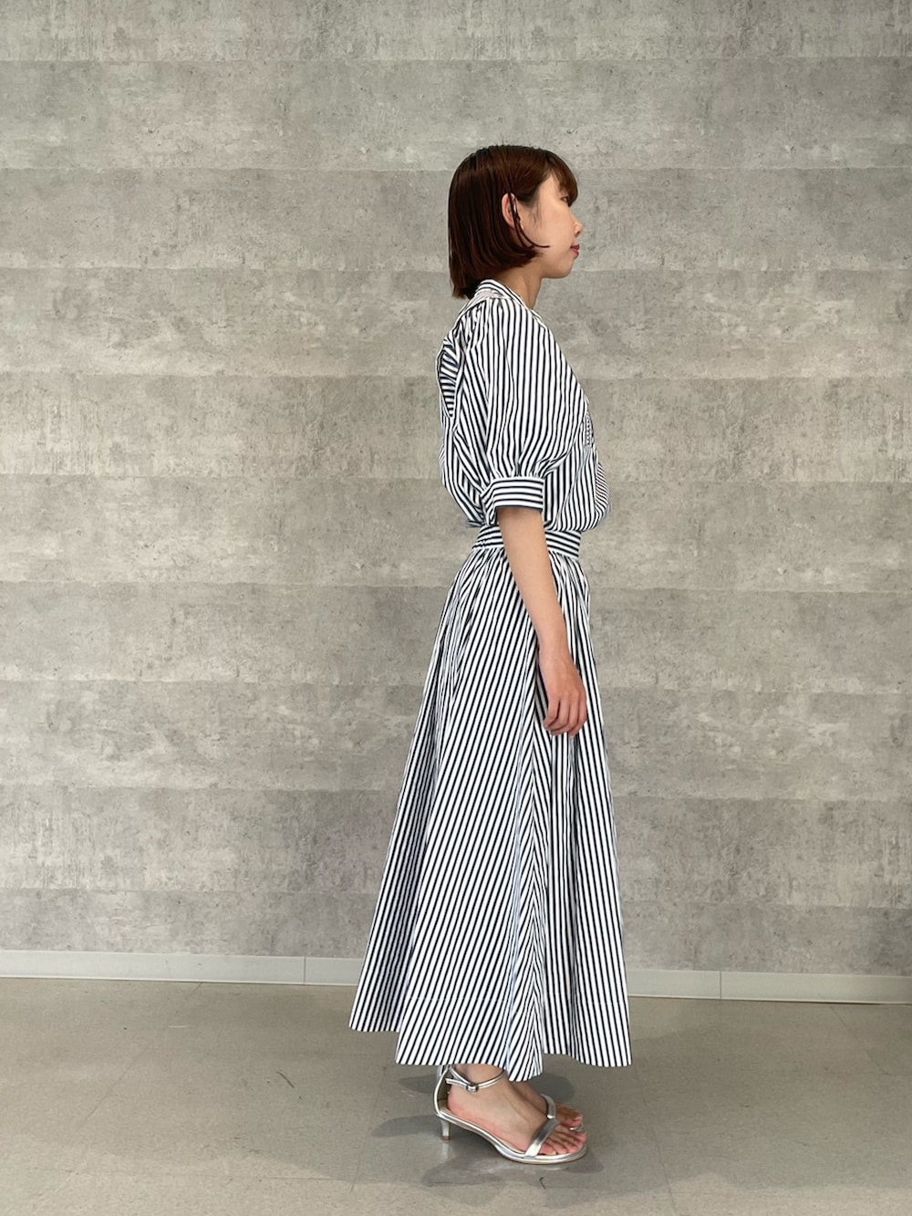 ホワイト系のシャツ/ブラウス、ホワイト系のスカート、シルバー系のサンダルを着用したレディースの夏コーディネートの4枚目の写真