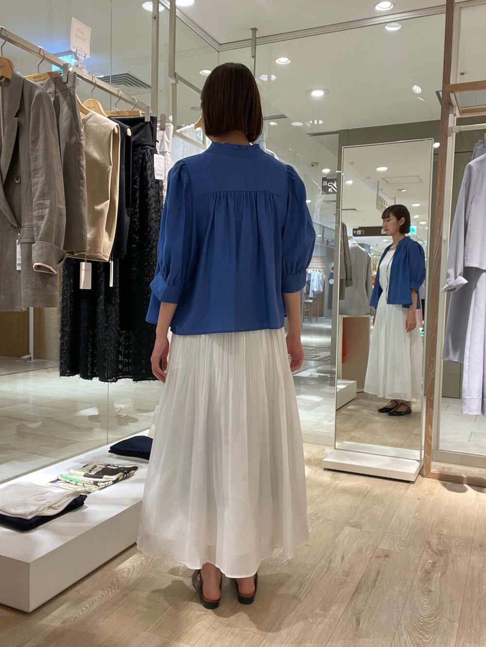 ブルー系のシャツ/ブラウス、ホワイト系のタンクトップ、ホワイト系のスカートを着用したレディースの夏コーディネートの5枚目の写真