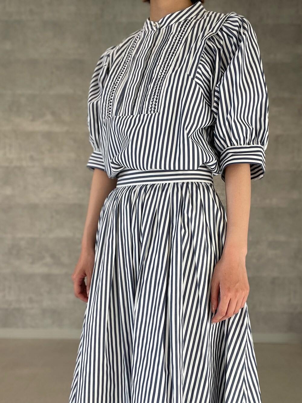 ホワイト系のシャツ/ブラウス、ホワイト系のスカート、シルバー系のサンダルを着用したレディースの夏コーディネートの7枚目の写真