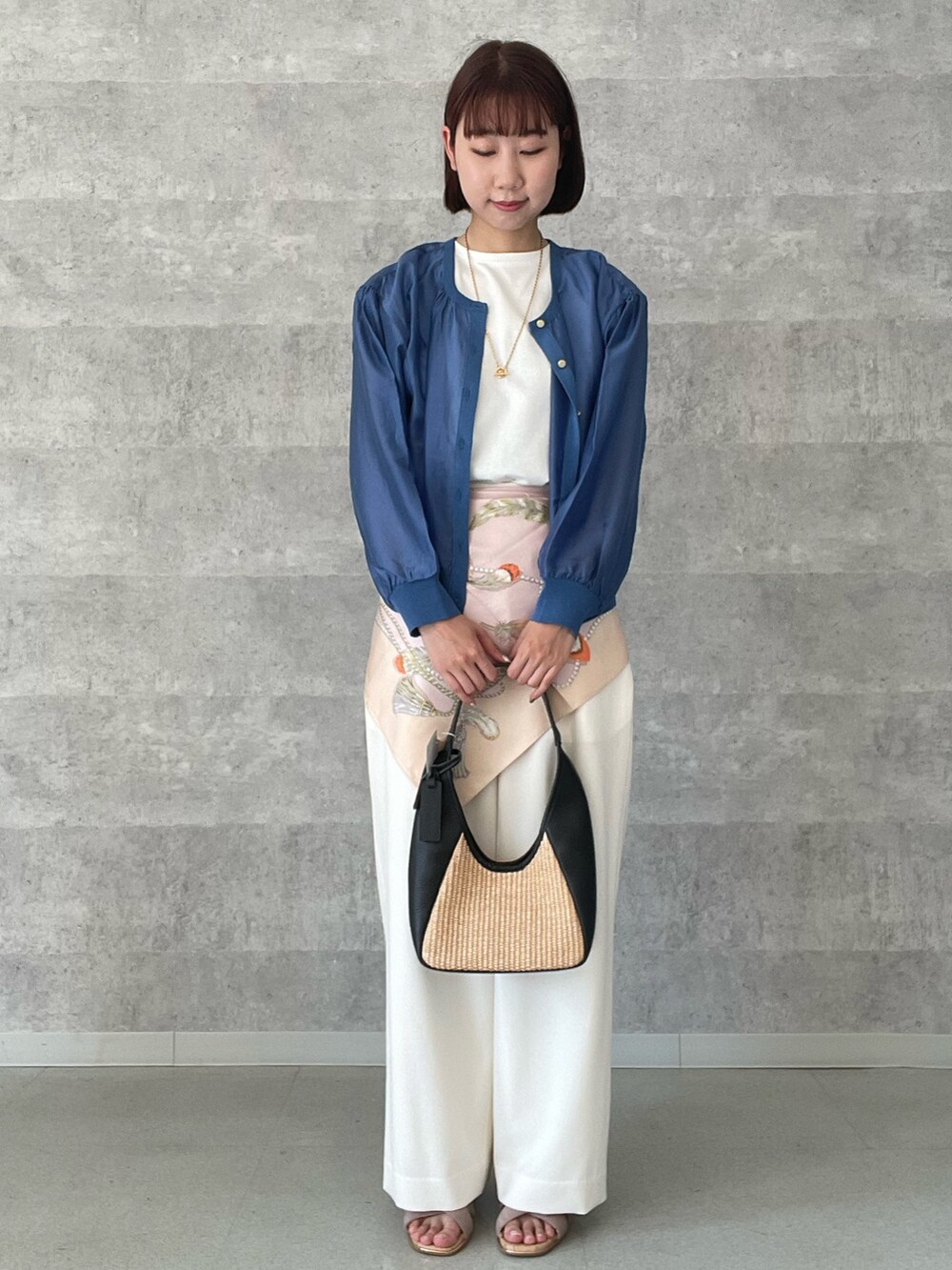 ブルー系のカーディガン/ボレロ、ホワイト系のその他パンツ、ブラック系のトートバッグを着用したレディースの夏コーディネートの3枚目の写真