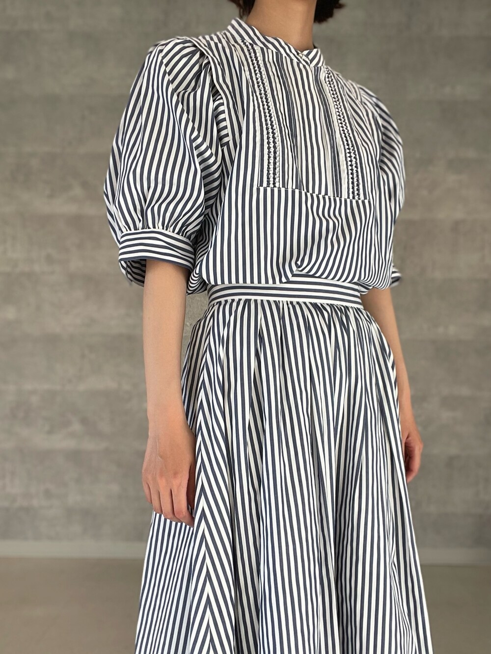 ホワイト系のシャツ/ブラウス、ホワイト系のスカート、シルバー系のサンダルを着用したレディースの夏コーディネートの6枚目の写真