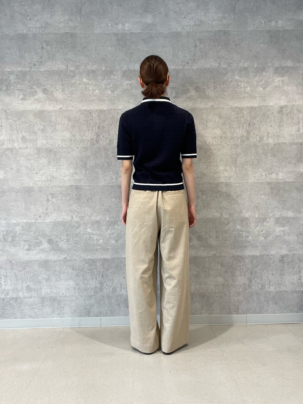 ブルー系のニット/セーター、ベージュ系のその他パンツ、ゴールド系のパンプスを着用したレディースの春コーディネートの5枚目の写真