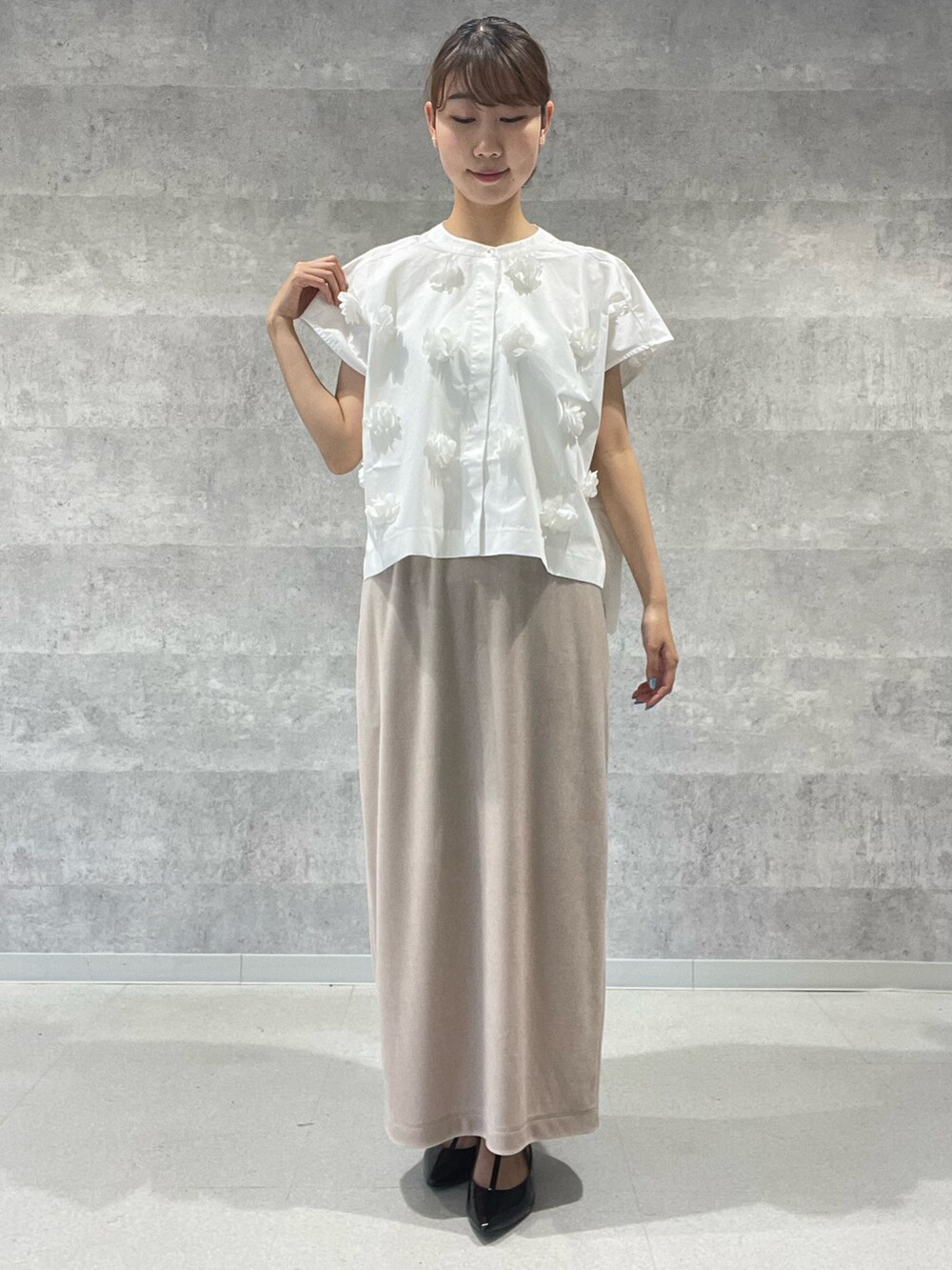 ホワイト系のシャツ/ブラウス、ベージュ系のスカート、ブラック系のショルダーバッグを着用したレディースの夏コーディネートの4枚目の写真