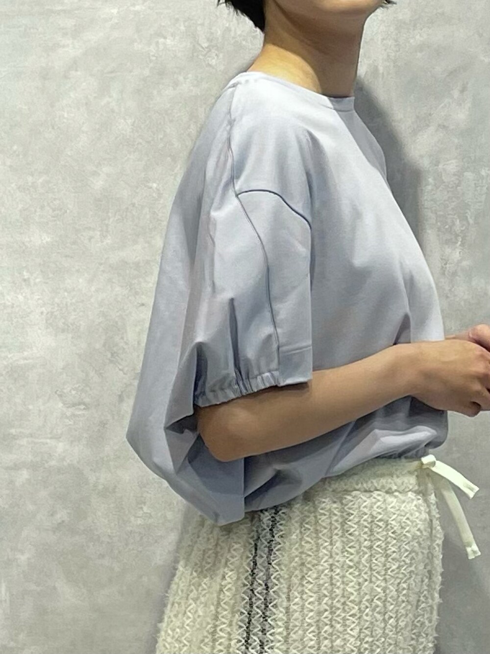 ブルー系のTシャツ/カットソー、ホワイト系のその他パンツを着用したレディースの秋コーディネートの4枚目の写真