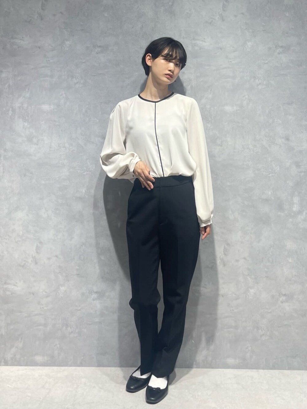 ホワイト系のシャツ/ブラウス、ブラック系のその他パンツを着用したレディースの春コーディネートの2枚目の写真
