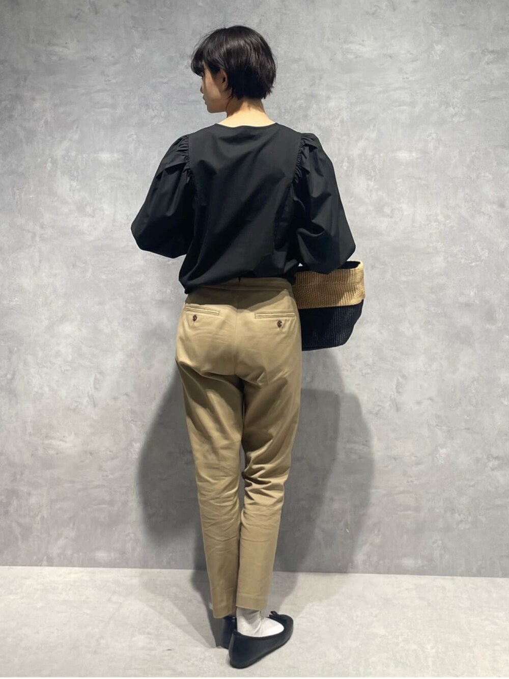 その他のかごバッグ、ブラック系のシャツ/ブラウス、ベージュ系のその他パンツを着用したレディースの春コーディネートの3枚目の写真