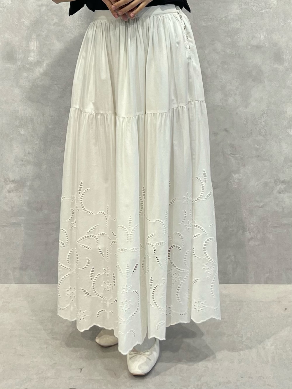 ブラック系のTシャツ/カットソー、ホワイト系のスカートを着用したレディースの秋コーディネートの4枚目の写真