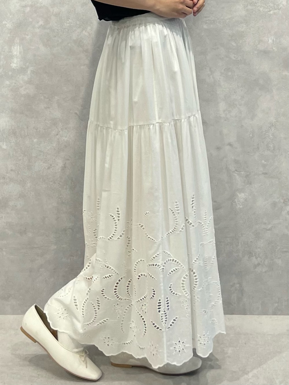 ブラック系のTシャツ/カットソー、ホワイト系のスカートを着用したレディースの秋コーディネートの5枚目の写真