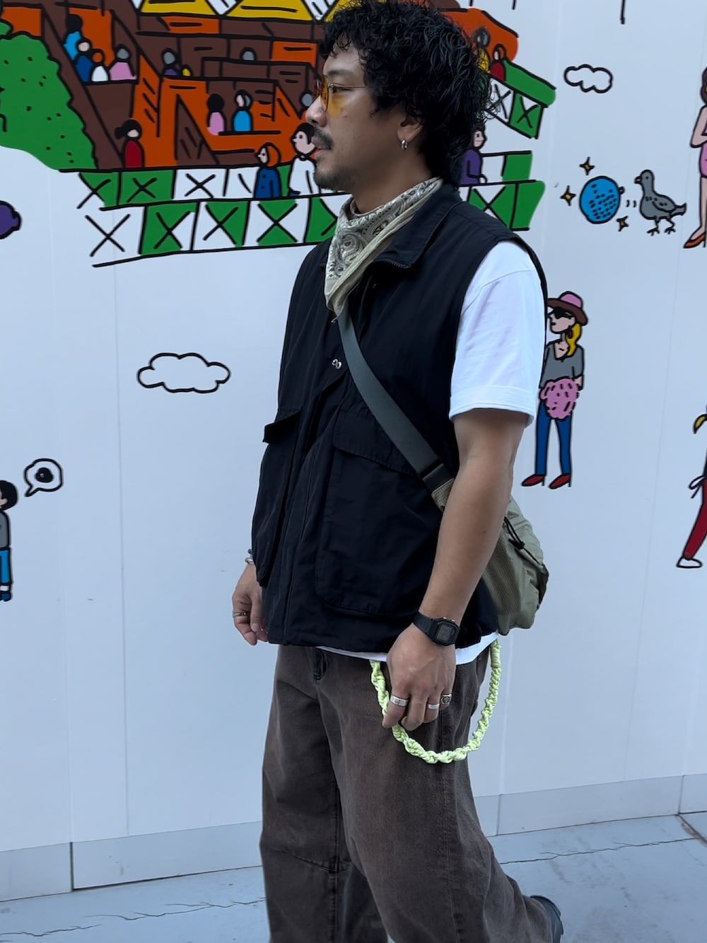 「休日スタイル、大人コーデ、デニムパンツ、プチプラ、モノトーンコーデ、GU、白Tシャツ、バンダナ、アウトドアミックス、バレルレッグパンツ、アウトドアスタイル、秋コーデ、サングラス、古着、ベスト」｜「SINSSのLoose military nylon vest／ルーズミリタリーナイロンベスト（ベスト、ブラック系）」を使った、go6oさん（メンズ・170cm）の秋コーディネートの2枚目の写真