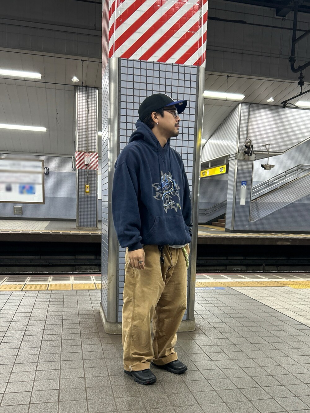 その他のその他パンツ、その他のパーカー、ブラック系のスニーカーを着用したメンズの秋コーディネートの2枚目の写真