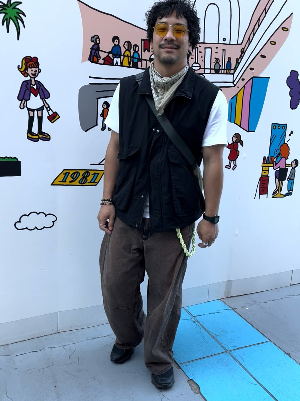 「休日スタイル、大人コーデ、デニムパンツ、プチプラ、モノトーンコーデ、GU、白Tシャツ、バンダナ、アウトドアミックス、バレルレッグパンツ、アウトドアスタイル、秋コーデ、サングラス、古着、ベスト」｜「SINSSのLoose military nylon vest／ルーズミリタリーナイロンベスト（ベスト、ブラック系）」を使った、go6oさん（メンズ・170cm）の秋コーディネートの3枚目の写真