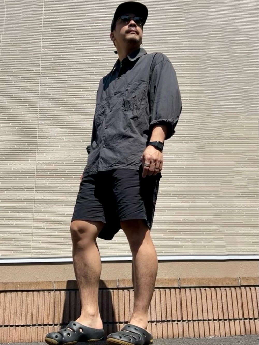 グレー系のシャツ/ブラウス、ブラック系のその他パンツ、ブラック系のサンダルを着用したメンズの春コーディネートの2枚目の写真