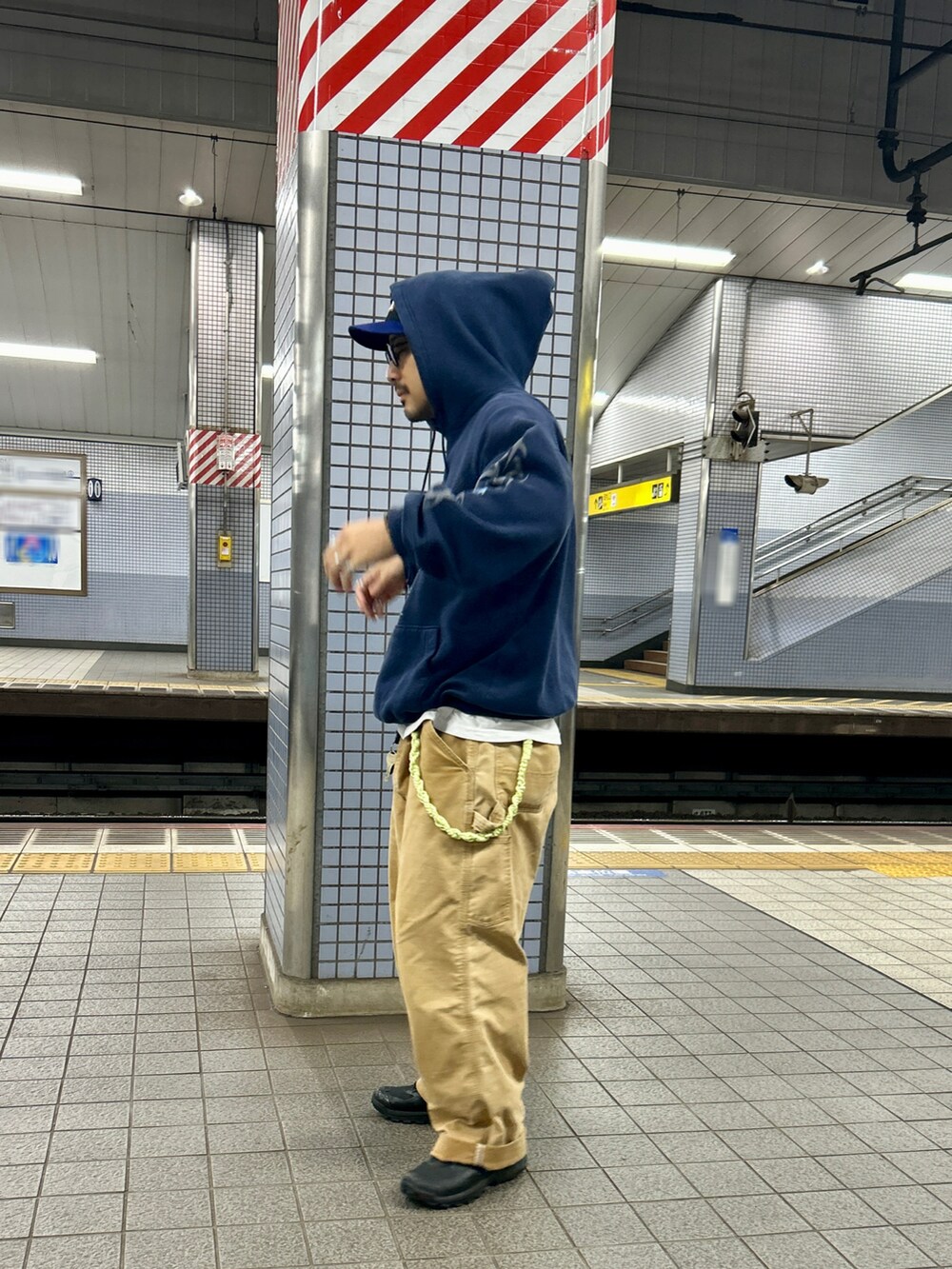 その他のその他パンツ、その他のパーカー、ブラック系のスニーカーを着用したメンズの秋コーディネートの3枚目の写真