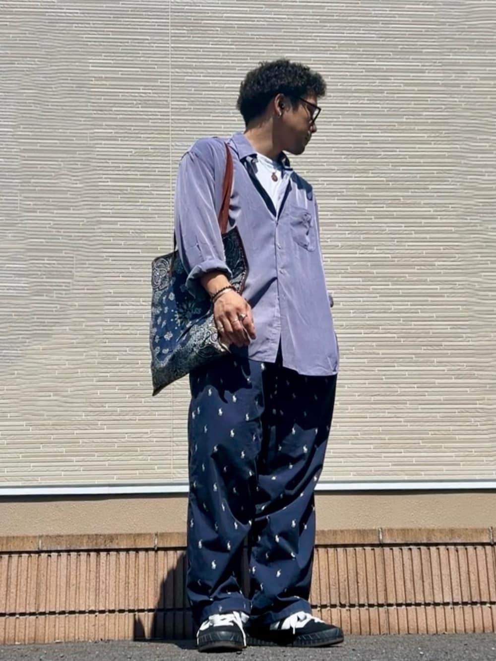 ブルー系のその他パンツ、ブラック系のスニーカー、パープル系のシャツ/ブラウスを着用したメンズの夏コーディネートの2枚目の写真