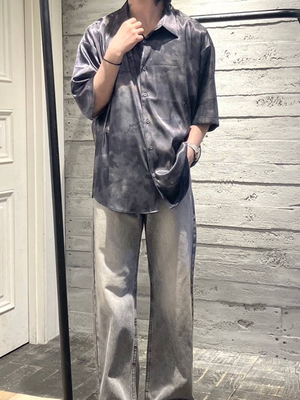 ブラック系のシャツ/ブラウス、ブラック系のドレスシューズ、グレー系のデニムパンツを着用したメンズの春コーディネートの2枚目の写真