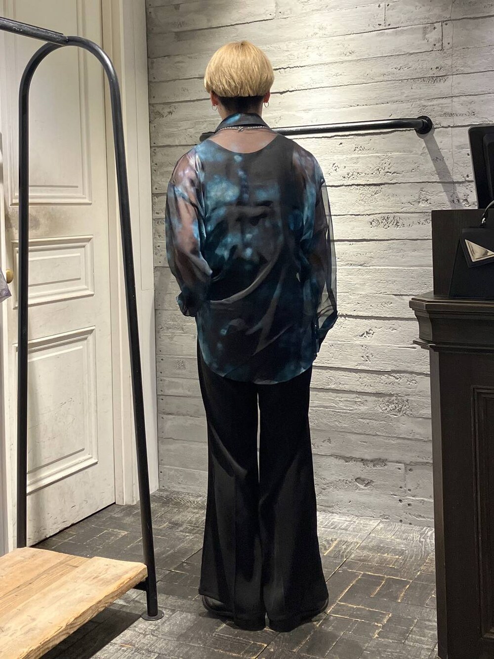 ブラック系のスラックス、ブラック系のドレスシューズ、ブルー系のシャツ/ブラウスを着用したメンズの春コーディネートの3枚目の写真