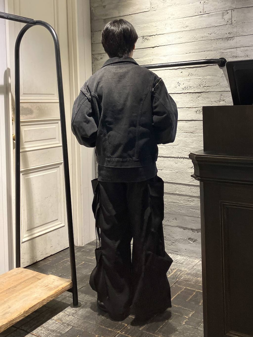 ブラック系のドレスシューズ、ブラック系のデニムジャケット、ブラック系のカーゴパンツを着用したメンズの冬コーディネートの3枚目の写真