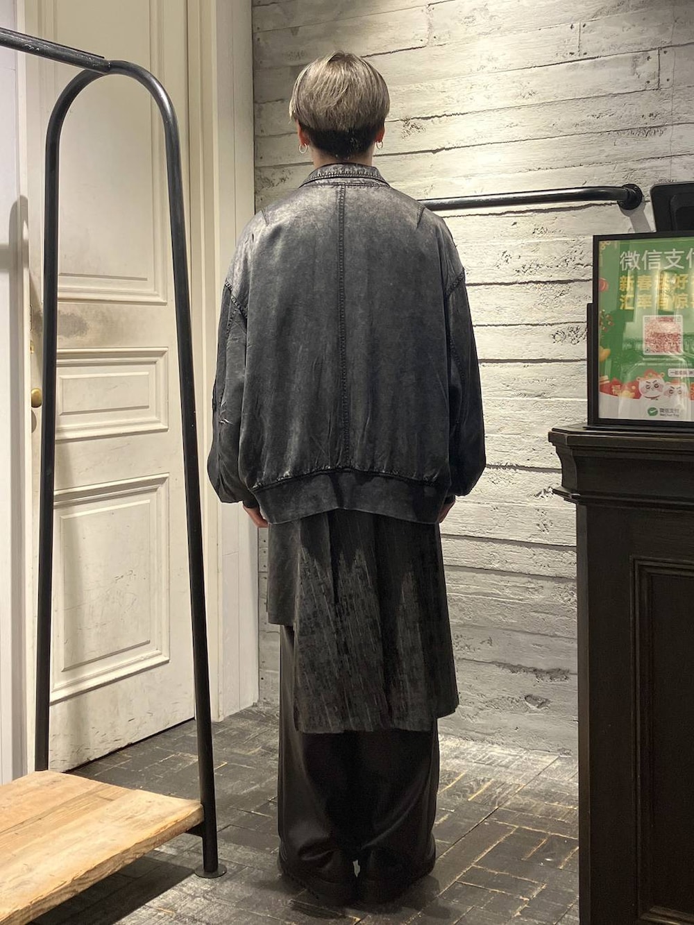 グレー系のスカート、ブラック系のドレスシューズ、グレー系のTシャツ/カットソーを着用したメンズの冬コーディネートの3枚目の写真