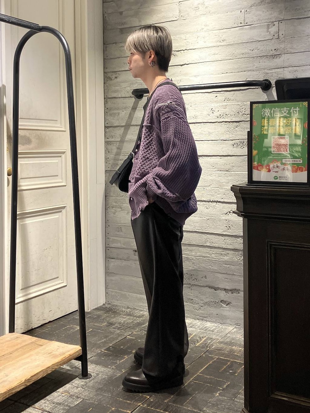 グレー系のTシャツ/カットソー、ブラック系のその他パンツ、パープル系のカーディガン/ボレロを着用したメンズの春コーディネートの2枚目の写真