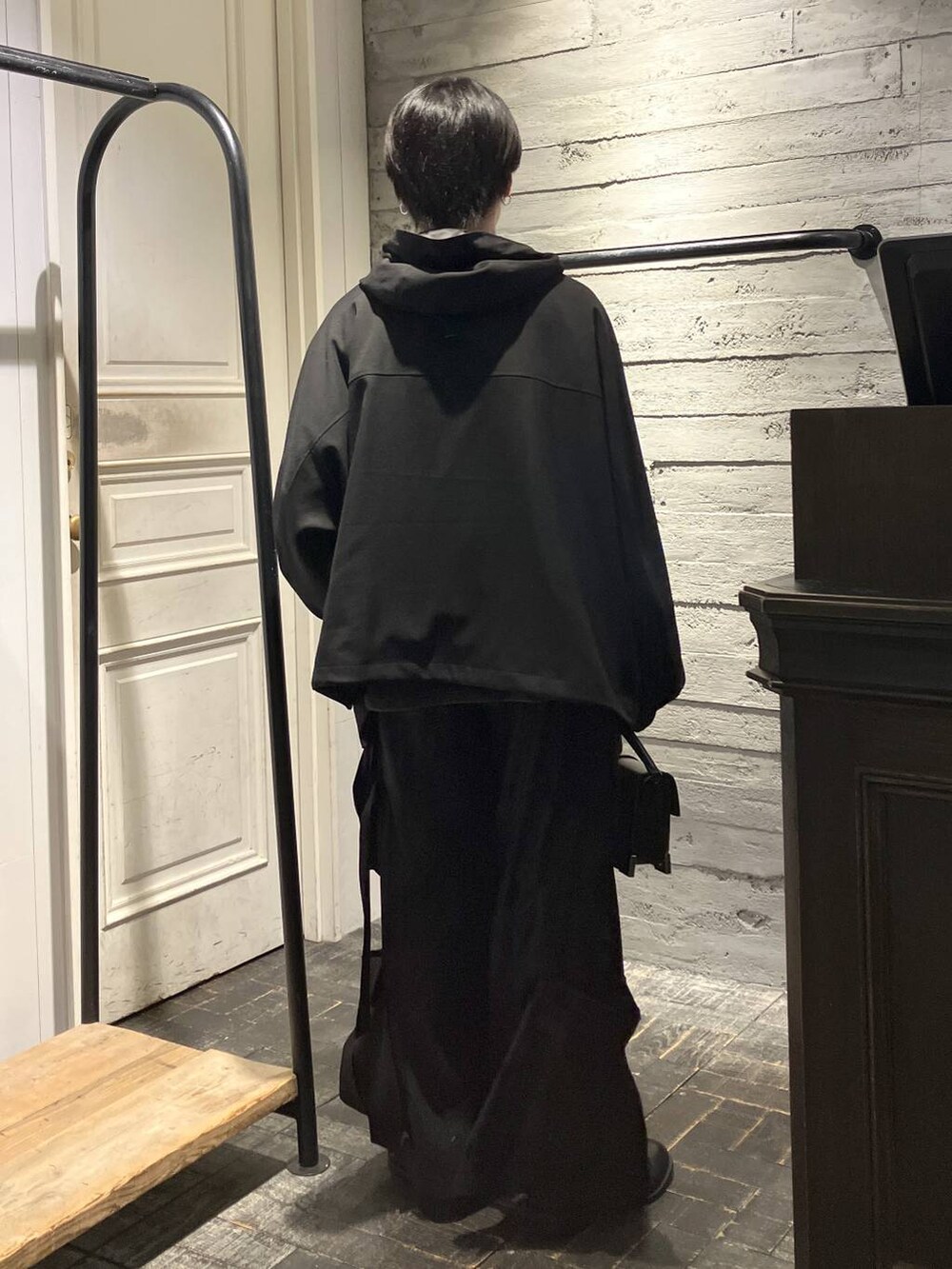 ブラック系のショルダーバッグ、ブラック系のドレスシューズ、ブラック系のブルゾンを着用したメンズの冬コーディネートの3枚目の写真