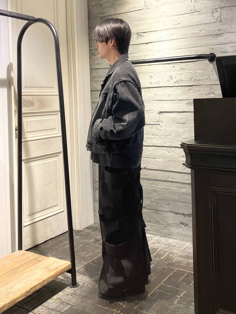 ブラック系のドレスシューズ、ブラック系のデニムジャケット、ブラック系のカーゴパンツを着用したメンズの冬コーディネートの2枚目の写真