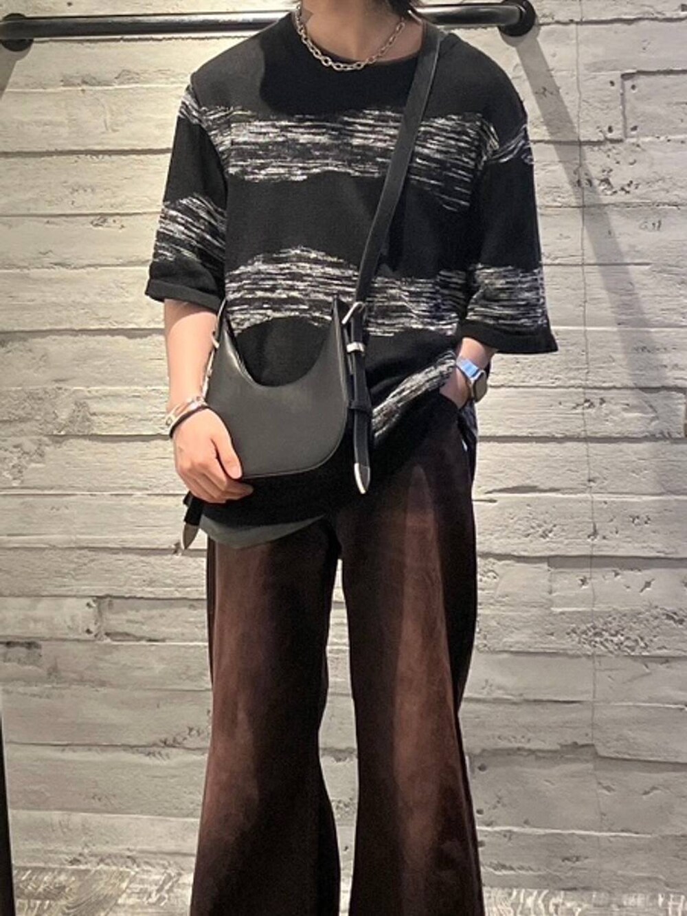 ブラック系のサンダル、レッド系のデニムパンツ、ブラック系のショルダーバッグを着用したメンズの夏コーディネートの2枚目の写真