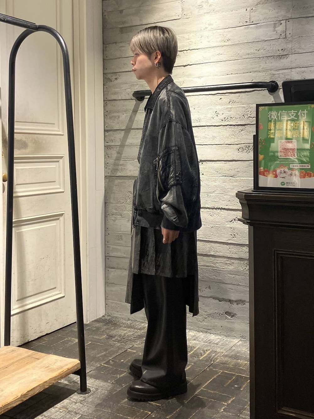 グレー系のスカート、ブラック系のドレスシューズ、グレー系のTシャツ/カットソーを着用したメンズの冬コーディネートの2枚目の写真