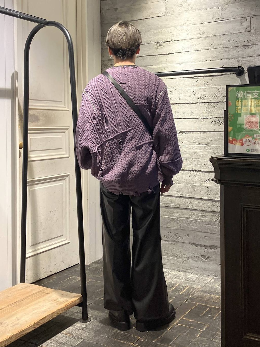 グレー系のTシャツ/カットソー、ブラック系のその他パンツ、パープル系のカーディガン/ボレロを着用したメンズの春コーディネートの3枚目の写真