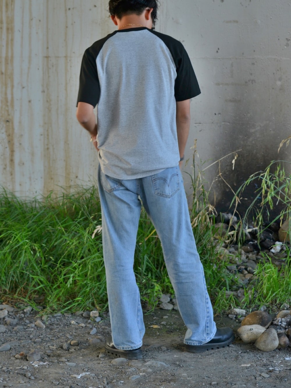 グレー系のTシャツ/カットソーを着用したメンズの夏コーディネートの5枚目の写真