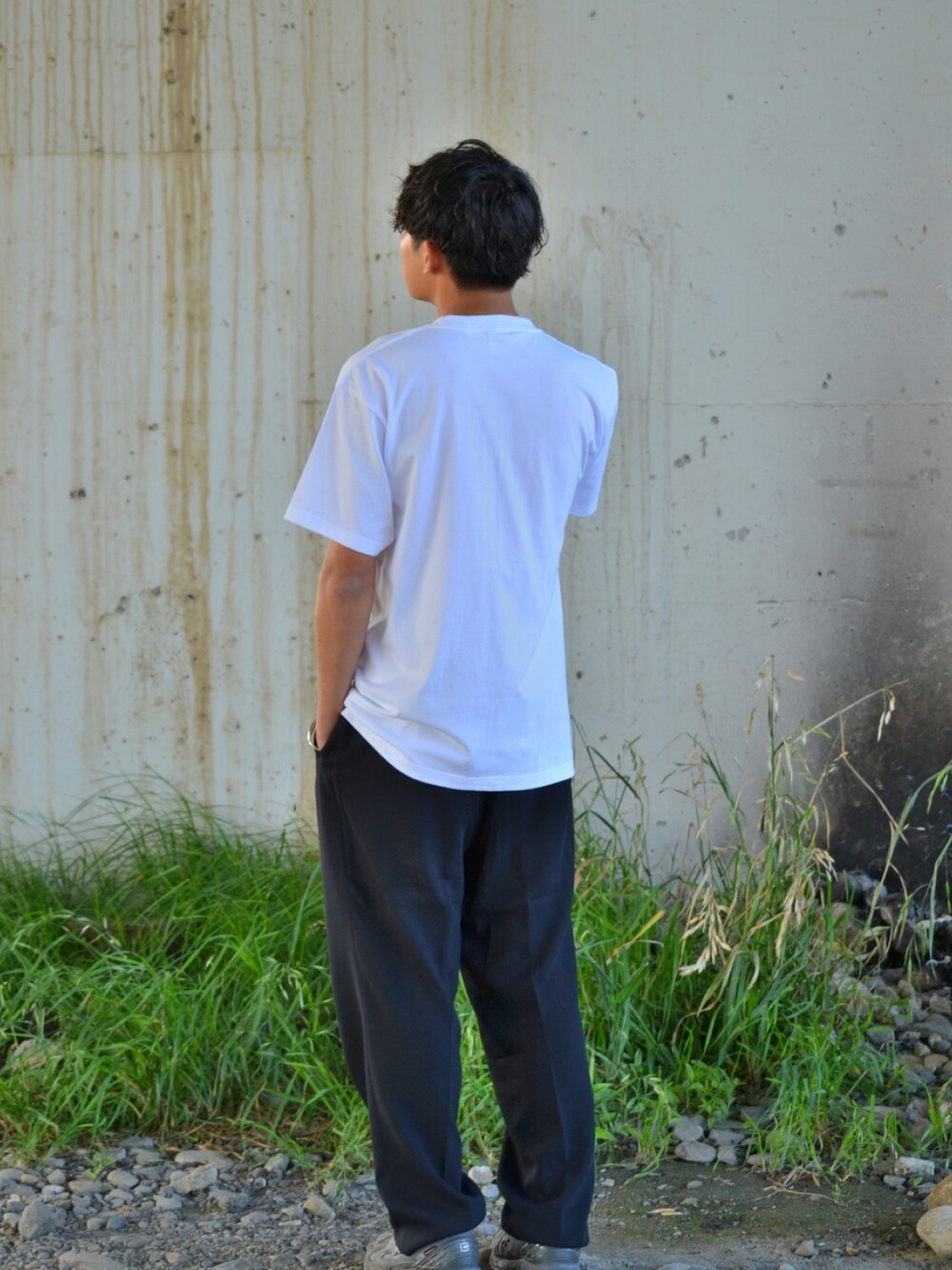 ホワイト系のTシャツ/カットソーを着用したメンズの夏コーディネートの5枚目の写真