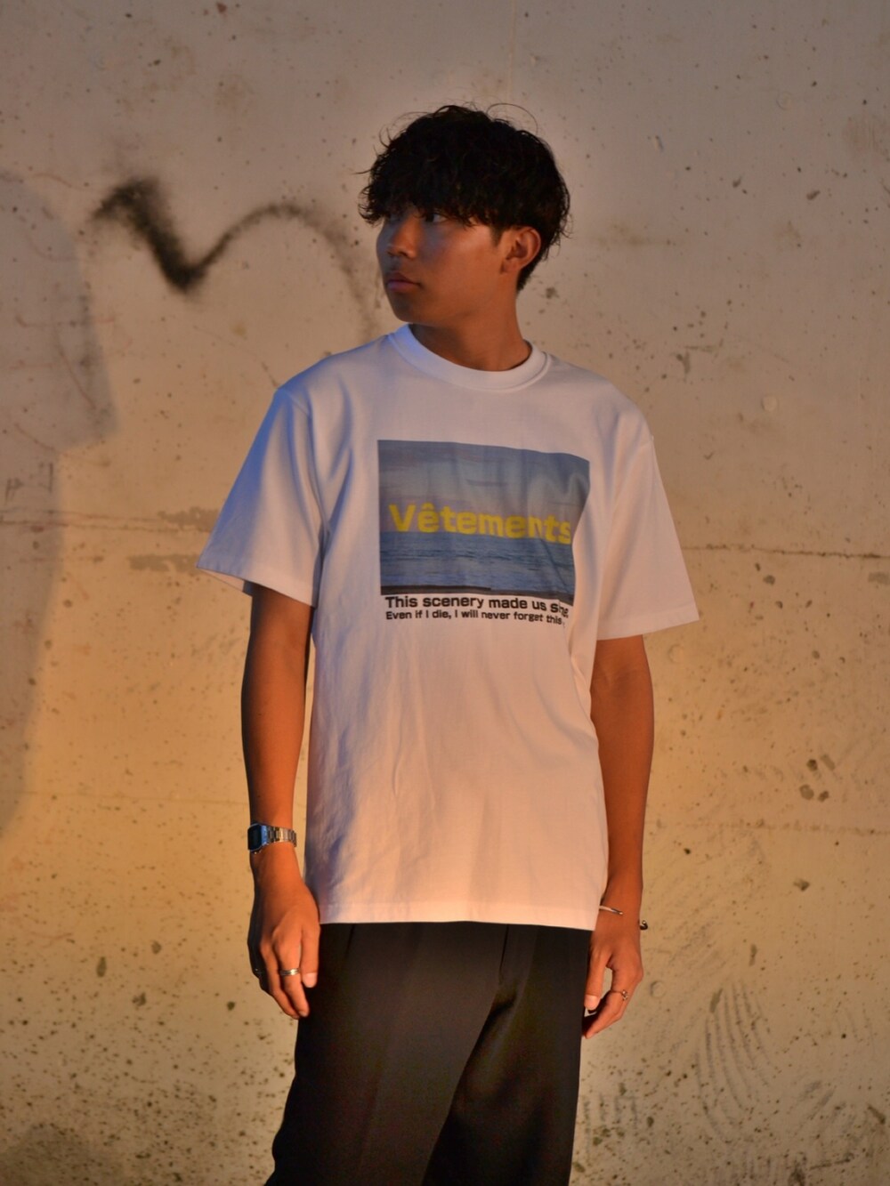 ホワイト系のTシャツ/カットソーを着用したメンズの夏コーディネートの2枚目の写真