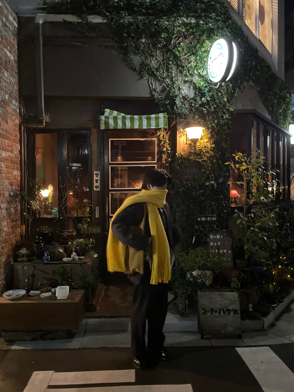 ブラック系のテーラードジャケット、ブラック系のスラックス、ブラウン系のローファーを着用したメンズの秋コーディネートの2枚目の写真