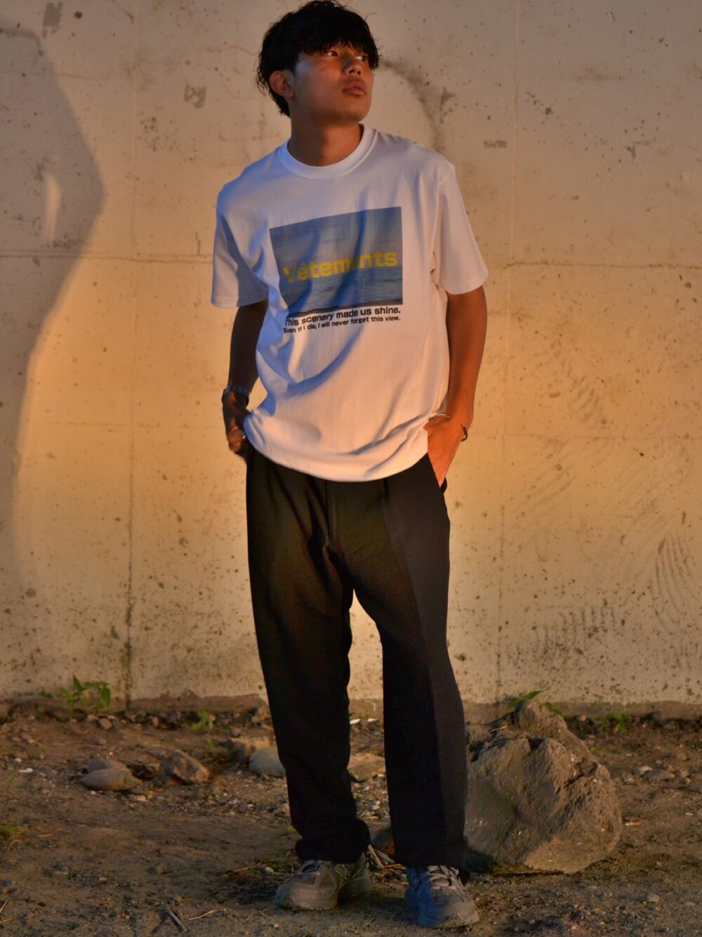 ホワイト系のTシャツ/カットソーを着用したメンズの夏コーディネートの3枚目の写真