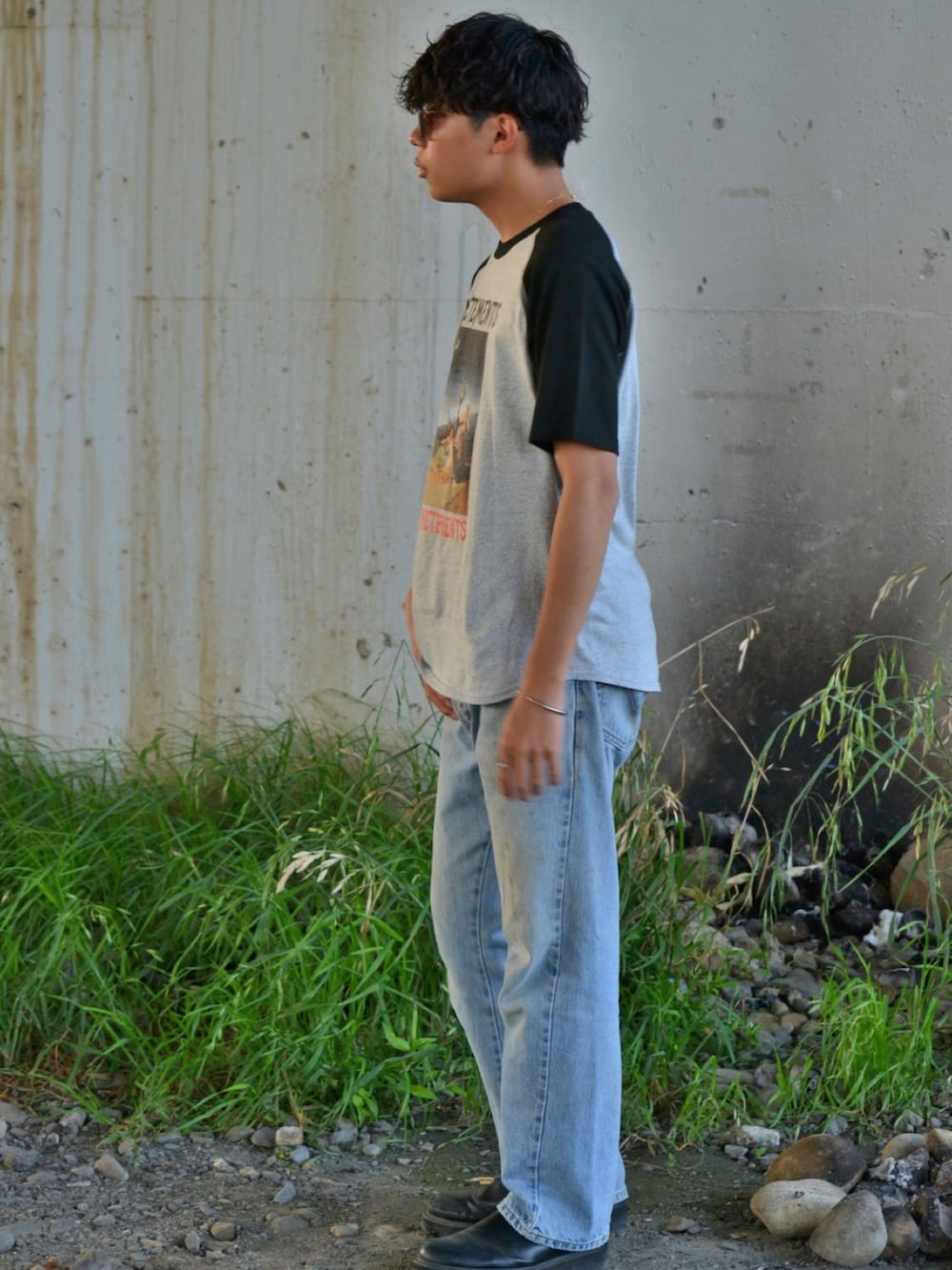 グレー系のTシャツ/カットソーを着用したメンズの夏コーディネートの4枚目の写真