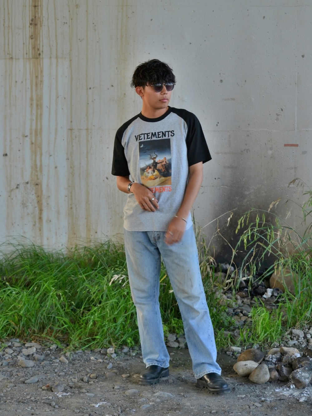 グレー系のTシャツ/カットソーを着用したメンズの夏コーディネートの3枚目の写真