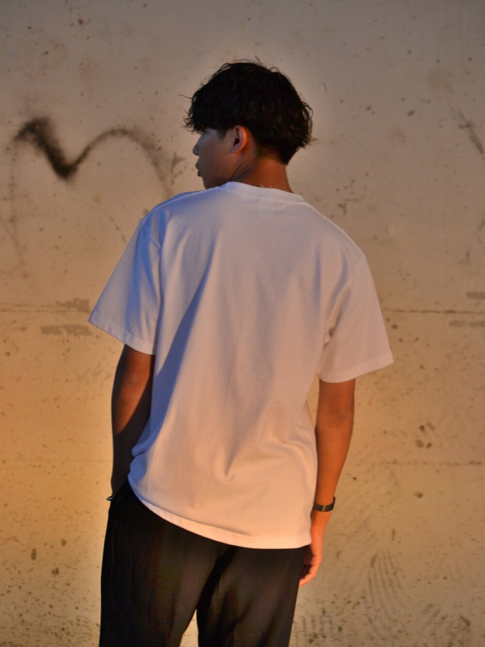 ホワイト系のTシャツ/カットソーを着用したメンズの夏コーディネートの4枚目の写真